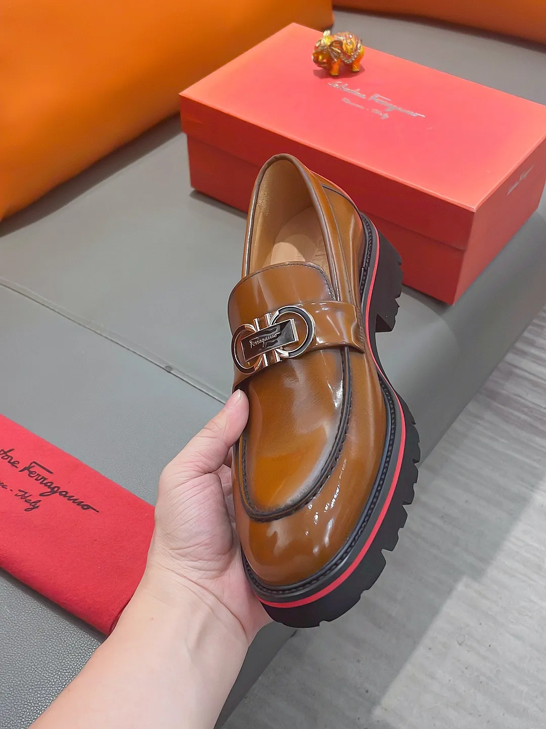 Men's shoes FERRAGAMO "Ferragamo" P540 Regular size: 39-44 (38, 45, 46, 47 customized) (suit shoes) Product materials: Selected first-layer cowhide upper, imported sheepskin lining; original outsole.